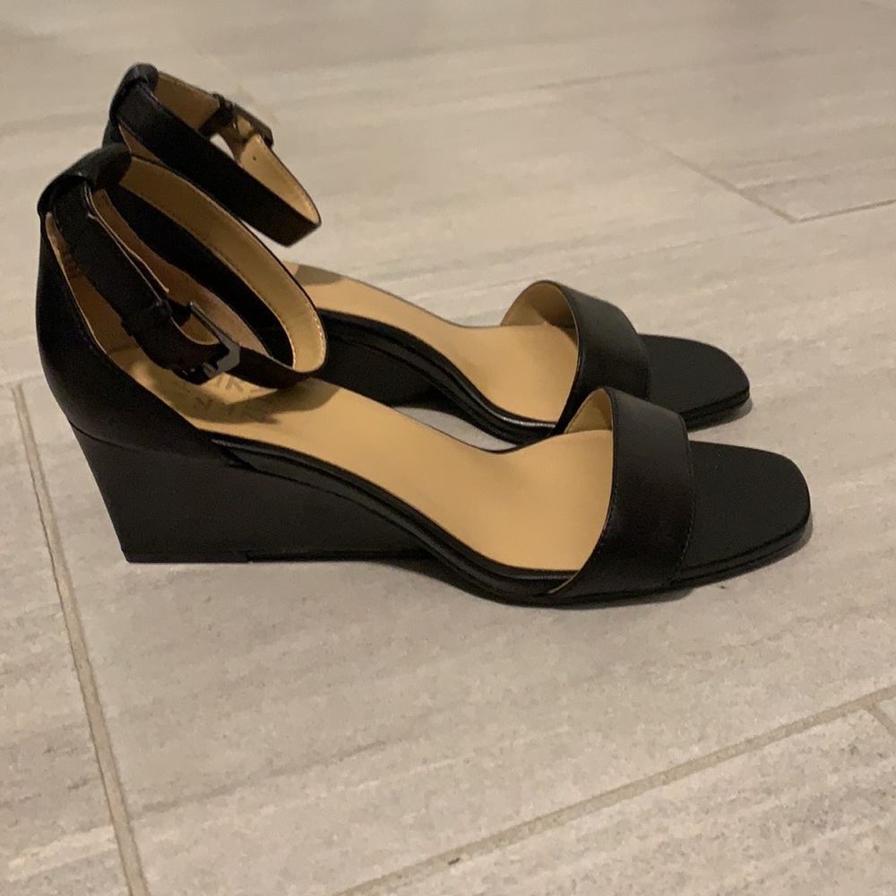 NEW IN BOX Naturalizer Zenia Black Leather Wedge